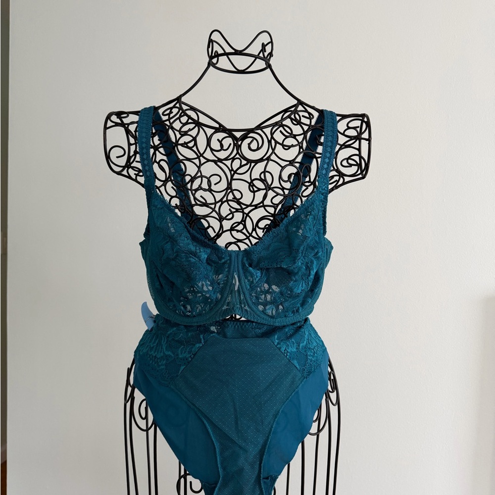 Simone Perele bra and free panty in Baltic blue.